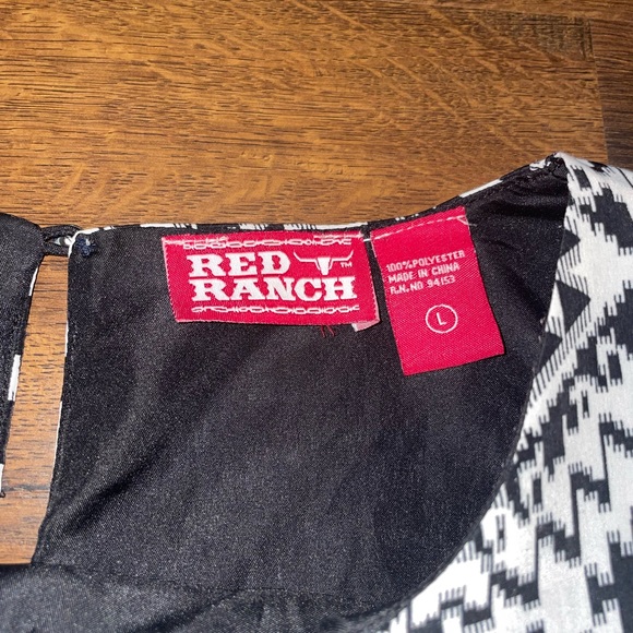 Red Ranch Cape - Picture 2 of 9